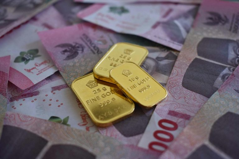 close-up of gold bars on thai baht banknotes, symbolizing wealth and prosperity showing protect assets from creditors strategy for high-net-worth individuals considering irrevocable trust asset